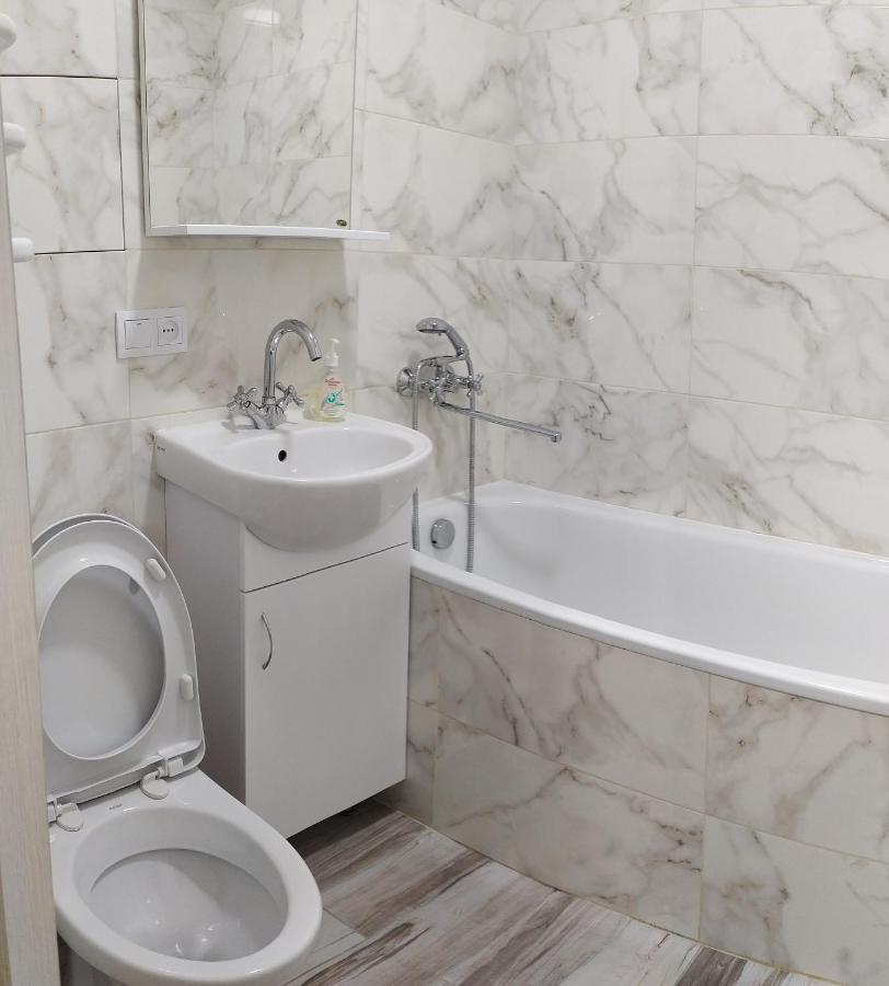 Нова 2Х Кімнатна В Центре Riwne Exterior foto